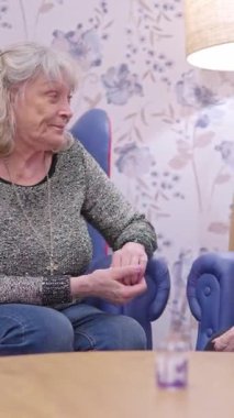 İki kıdemli bayan arkadaş bir huzurevinde oturmuş sohbet ediyorlar.