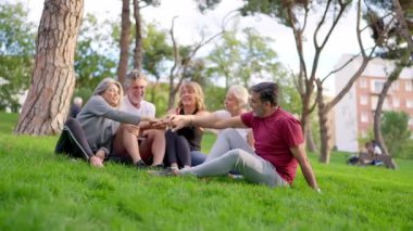 Mutlu kıdemli arkadaşlar ellerini birleştirip onları kutlama için kaldırıyorlar.