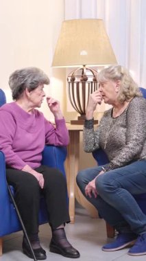 İki kıdemli arkadaş bir huzurevinde derin bir konuşma yapıyorlar.