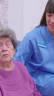 Genç hemşire, huzurevindeki yaşlı bir asistana duygusal destek ve bakım sağlıyor.