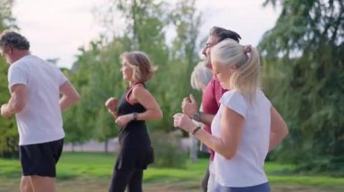 Açık havada birlikte koşan aktif kıdemli insanlar.