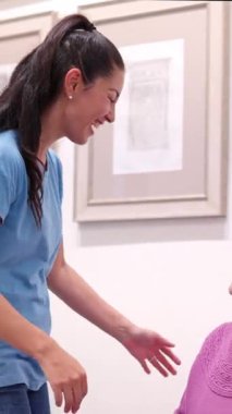 Genç bir kadın huzurevinde yaşlı büyükannesini sevgiyle ziyaret ediyor.