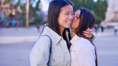 Çok ırklı lezbiyen çift, özel bir aşk ve mutluluk anını paylaşıyor.