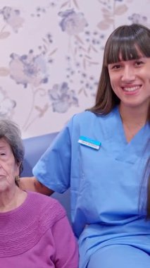 Nazik bakıcı, yaşlı bir kadının yanında oturuyor. Huzur ve destek sağlıyor.