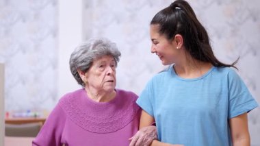 Gülümseyen bir torun ile yaşlı büyükannesi arasındaki hassas an.