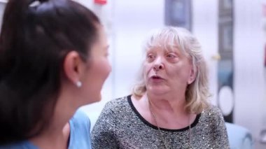 Büyük büyükanne bir konuşma sırasında torunuyla konuşuyor