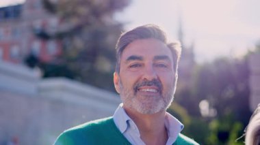 Kameraya bakan gri saçlı ve sakallı, gülümseyen yakışıklı bir son sınıf öğrencisinin fotoğrafını çek.