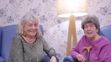 İki neşeli son sınıf kız arkadaşı birlikte bir bakım evinde vakit geçiriyorlar.