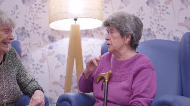 İki kıdemli bayan arkadaş bir huzurevinde oturmuş sohbet ediyorlar.