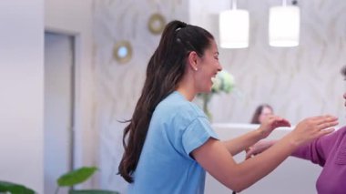 Genç bir kadın huzurevinde daha sıcak bir şekilde büyükannesini selamlıyor, ilgi ve şefkat gösteriyor.