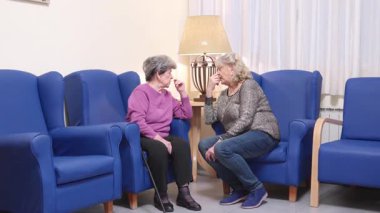 İki kıdemli arkadaş bir huzurevinde derin bir konuşma yapıyorlar.