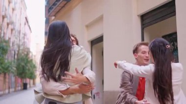 Şehrin sokaklarında onlara duygusal ve sıcak bir sarılma vermek için kadınlara doğru koşan mutlu erkekler.