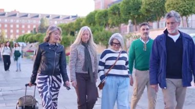 Zarif olgun arkadaşlar gün boyunca şehir parkında birlikte yürüyüş yapıyorlar.