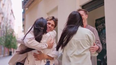 Şehrin sokaklarında onlara duygusal ve sıcak bir sarılma vermek için kadınlara doğru koşan mutlu erkekler.