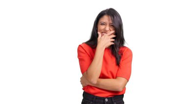 Genç bir kadın gülüyor, ağzı kapalı, şeffaf arka planda izole edilmiş.