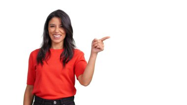 Gülümseyen ve telif alanına işaret eden kadın, şeffaf arkaplan üzerine bir sunum veya reklam için hazır