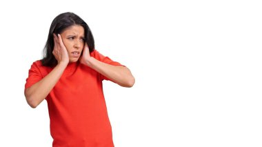 Kulakları kapatan, sesi engelleyen ve şeffaf bir arkaplanda rahatsızlık veren bir kadın.