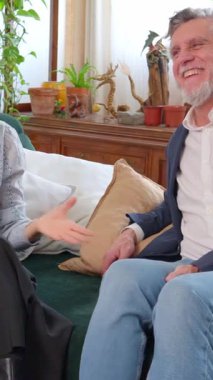 Kanepede oturan dört olgun arkadaş, oturma odasında mutlu ve hayat dolu bir sohbetin tadını çıkarıyorlar.