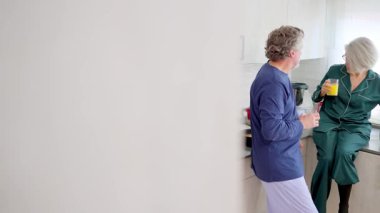 Sabahları pijamalarıyla konuşan, kahve içen ve portakal suyu içen yaşlı çift.