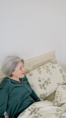 Yaşlı bir adam karısına yatakta krep ve portakal suyuyla romantik bir kahvaltı getiriyor.