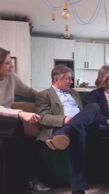 Son sınıf arkadaşları kanepede oturuyor, keyifle konuşuyor ve birlikte gülüyorlar.