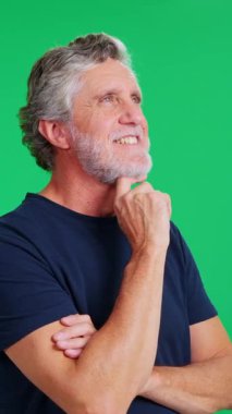 Sakallı, düşünceli, yaşlı bir adam. Krom anahtar arka planda beyin fırtınası yapıyor.