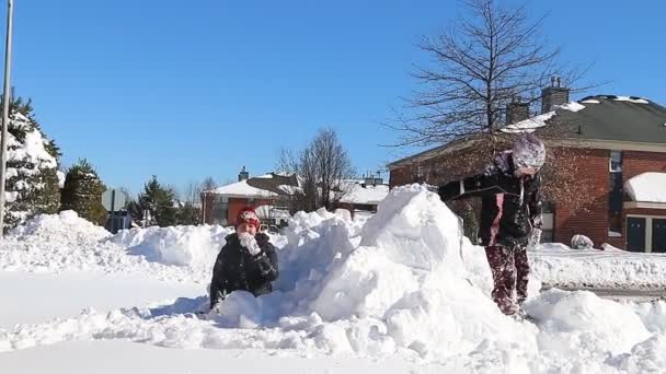 Schnee Kinder Schneefall schneebedeckt — Stockvideo