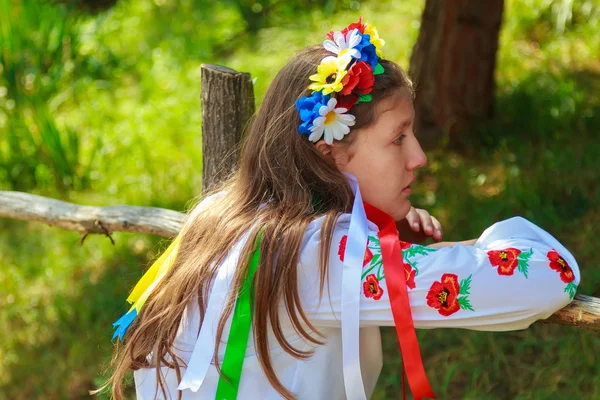 Zestawy ukraiński tradycyjne Wieńce na tle liści — Zdjęcie stockowe