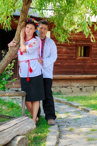 Комплекты украинских традиционных венков на фоне листьев — стоковое фото
