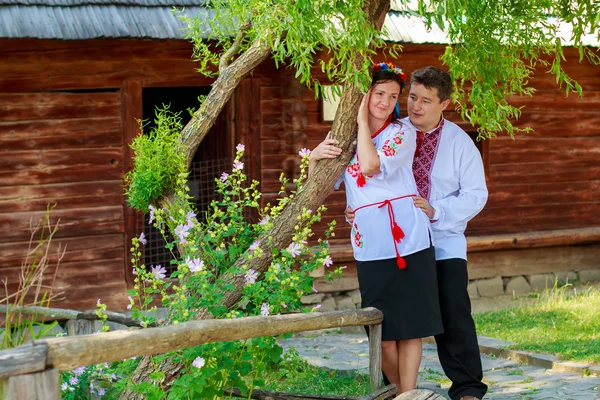 Sets ukrainischer traditioneller Kränze vor dem Hintergrund der Blätter — Stockfoto