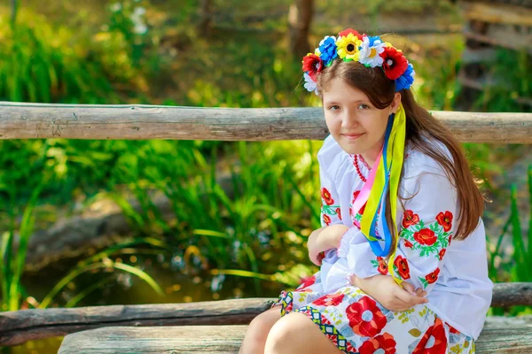 Conjuntos de coroas tradicionais ucranianas contra o fundo folhas — Fotografia de Stock