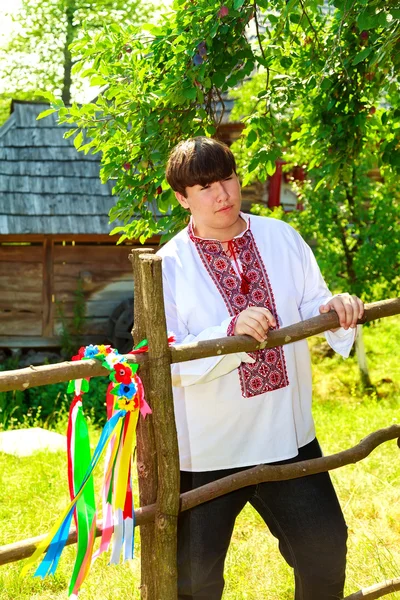Набори українські традиційні вінки на тлі листя — стокове фото