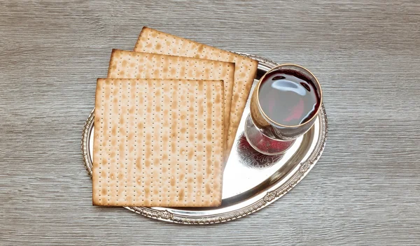 Şarap ve matzoh Yahudi Fısıh ekmek ile natürmort — Stok fotoğraf