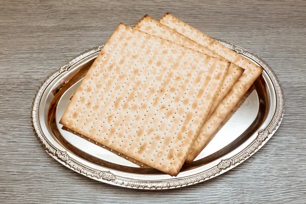 Nature morte avec du vin et du pain pascal juif matzoh — Photo