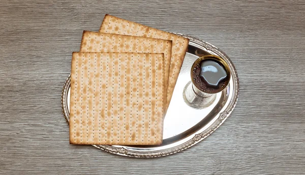 Stilleben med vin och matzoh judisk påsk bröd — Stockfoto