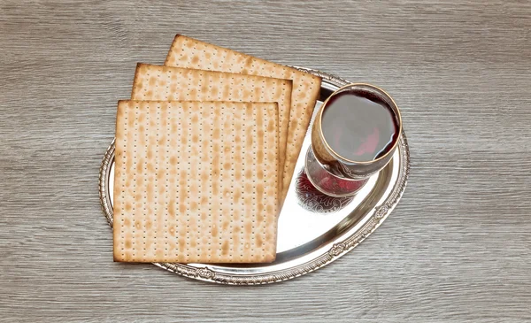 Stilleven met wijn en matzoh Joodse Pascha brood — Stockfoto