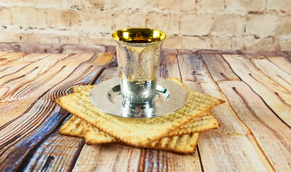 Bodegón con vino y matzoh pan de pascua judío — Foto de Stock