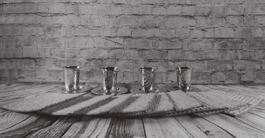 Şarap ve matzoh Yahudi Fısıh ekmek ile natürmort