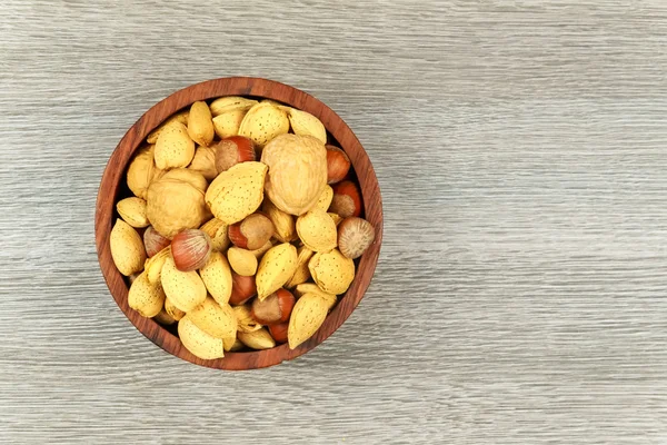 Surtido de nueces mixtas sobre fondo blanco — Foto de Stock