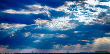 bulutlar ve güneş ışınları ile dramatik mavi gökyüzü