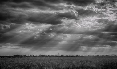 bulutlar ve güneş ışınları ile dramatik mavi gökyüzü