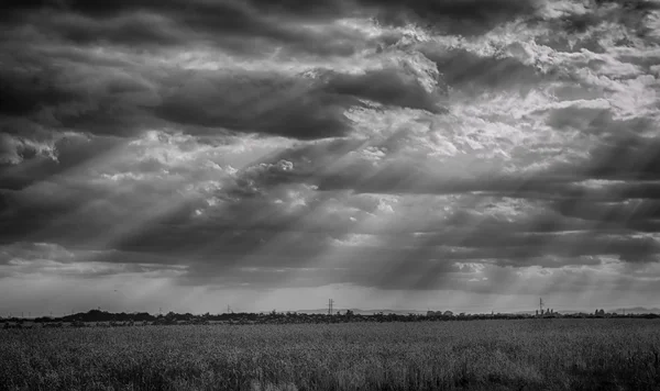 bulutlar ve güneş ışınları ile dramatik mavi gökyüzü