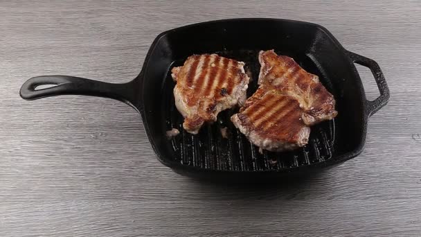 Sos barbecue na stek t-bone — Wideo stockowe