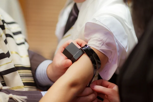 Yahudi adam ritüel kılığına girmiş