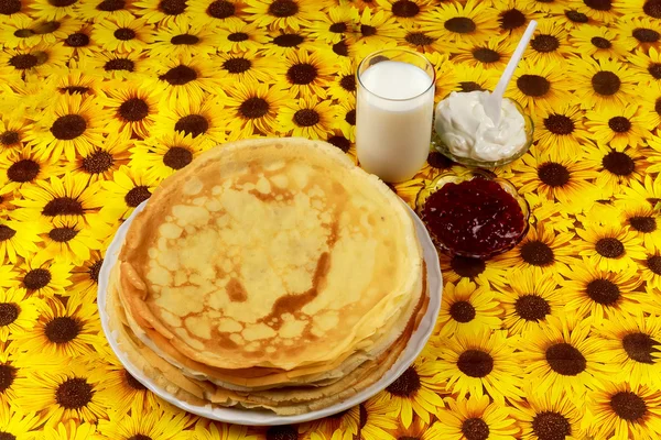 Завтрак, сливки, молоко, блины, питание, домашняя мада, тарелка — стоковое фото