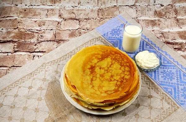 Завтрак, сливки, молоко, блины, питание, домашняя мада, тарелка — стоковое фото