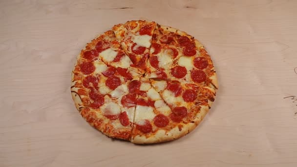 Mãos cortando pizza - animação stop motion — Vídeo de Stock