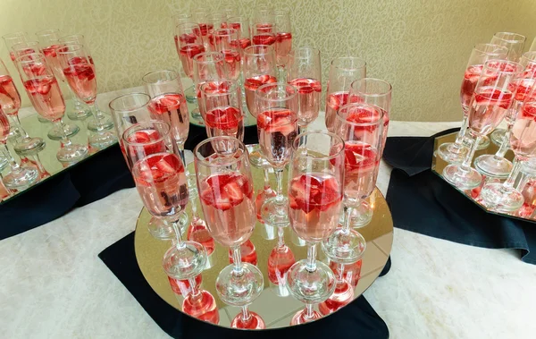 Strawberry stänk i ett glas champagne — Stockfoto