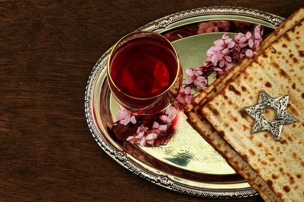 Pesach Natureza morta com vinho e pão páscoa judaica matzoh — Fotografia de Stock