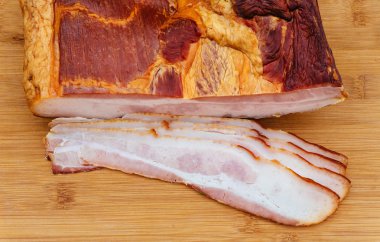 Dilimlenmiş domuz pastırması soğan domates.